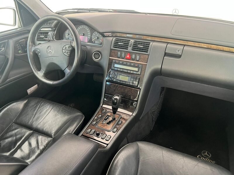 2001 MERCEDES-BENZ E320 JF65W - R$ 99.900,00