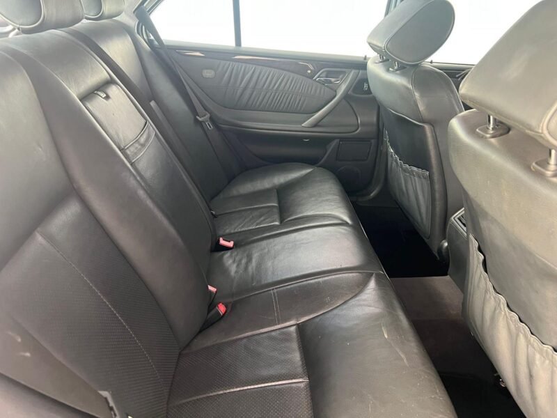 2001 MERCEDES-BENZ E320 JF65W - R$ 99.900,00