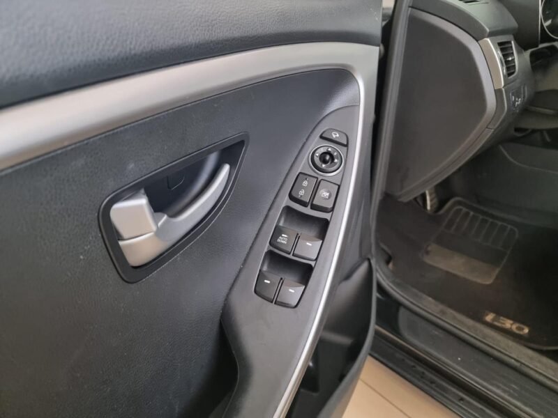 2015 HYUNDAI I30 1.8 - R$ 67.900,00