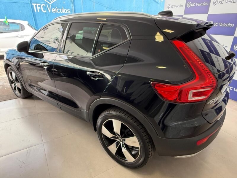2020 VOLVO XC 40 2.0 T4 GASOLINA MOMENTUM GEARTRONIC - de R$ 165.900,00